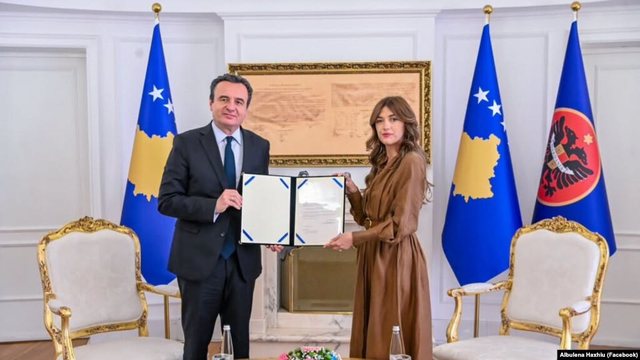 Albulena Haxhiu mandaton Albin Kurtin për formimin e Qeverisë së re të Kosovës