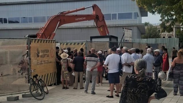 Protesta kundër Muzeut Hebraik/ Rama: Nuk po shkatërrojmë muzeun “Labëria”, çeta e Lesko pijanikut e ka zakon këtë ritual sulmesh