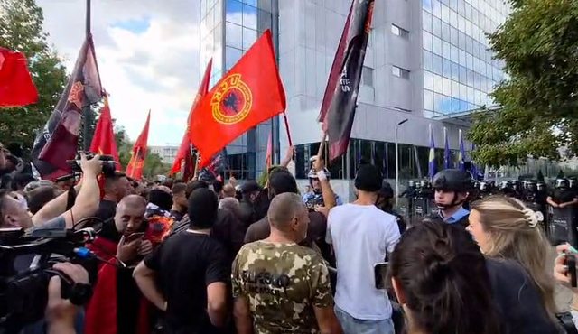 “Albin, hajde poshtë” – Protestuesit sulmojnë me gurë ndërtesën e Qeverisë, pas vendimit për krerët e UÇK