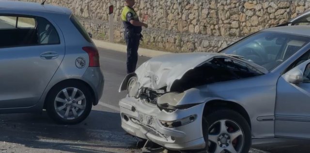 Përplasen dy automjete në aksin Pogradec – Korçë, plagosen dy persona!