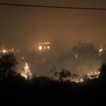Himara kalon një natë tmerri, zjarri djeg 7 banesa, evakuohen banorët dhe turistët