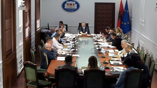 “Se çfarë do flasim, e dimë ne” – Kreu i Unionit të Gjyqtarëve përplaset me Ulsi Manjan, deputeti i PS: Fol mirë, se ne jemi sovrani