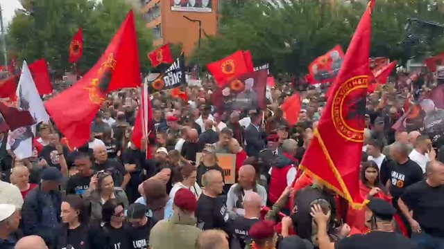 Fjalimi prekës në Prishtinë, vajza e dëshmorit: U rrita me mungesën e babait dhe xhaxhait, por me krenarinë për familjen time!