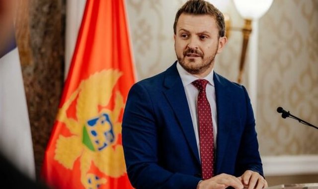 “Flamuri kuqezi nuk është kërcënim” – Ministri shqiptar reagon pas ndalimit të emigrantëve shqiptarë në Mal të Zi, që po vinin në protestë