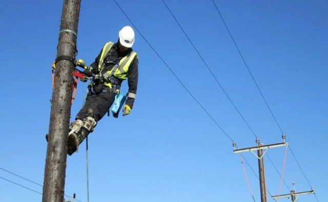 Tragjike në Belsh/ Elektricisti 32-vjeçar i OSHEE-së humb jetën gjatë punës!