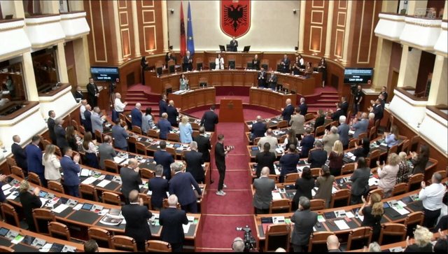 “UÇK lindi si përgjigje ndaj gjenocidit të Millosheviçit” – Kuvendi i Shqipërisë dënon vendimin për ish-krerët e UÇK