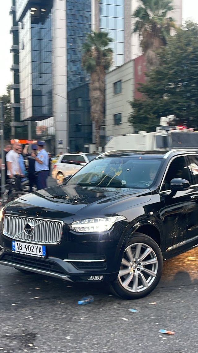 Qytetarët sulmojnë makinën e deputetes socialiste, Policia ndalon Adriatik Lapajn dhe Shpend Gashin