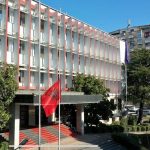 Alarm për bombë/ Gjendet një çantë e dyshimtë pranë Ministrisë së Jashtme, dyshohet se…