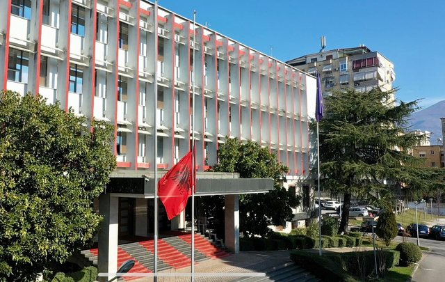 Alarm për bombë/ Gjendet një çantë e dyshimtë pranë Ministrisë së Jashtme, dyshohet se…