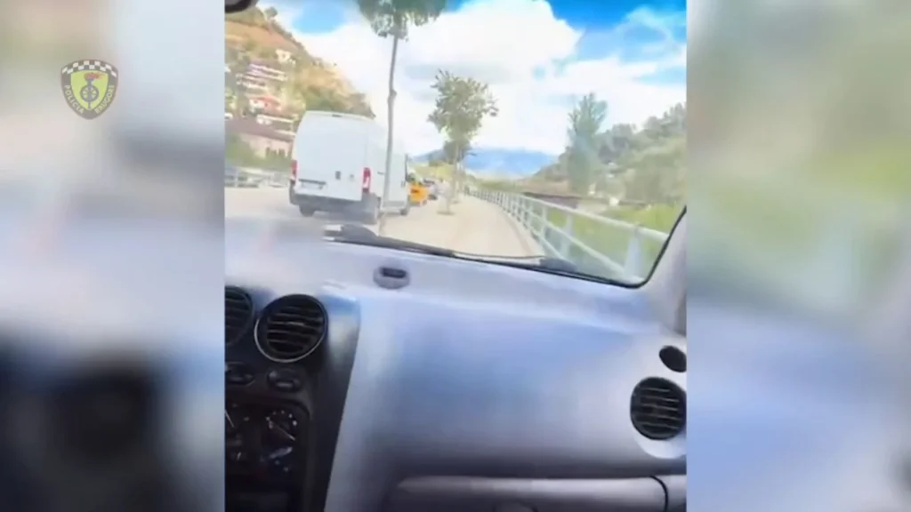 Manovroi me makinë mbi trotuar për TikTok, gjobitet me 60 mijë lekë dhe humb lejen e qarkullimit shoferi në Berat