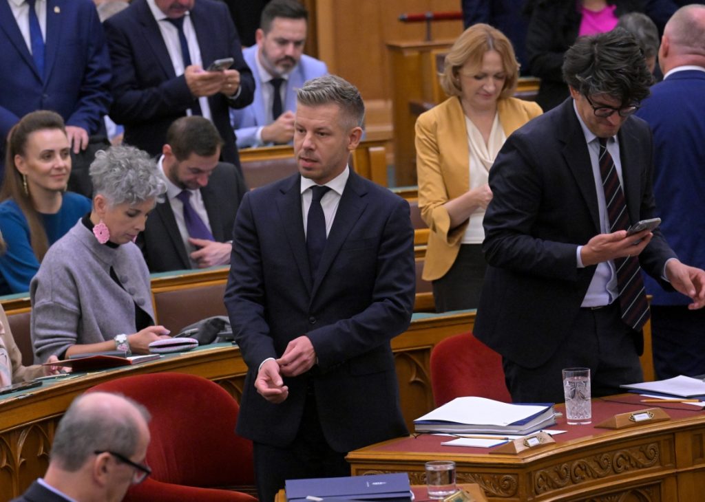 Parlamenti hungarez i heq imunitetin kryeministrit Péter Magyar