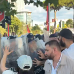 Von der Leyen me Ramën në Kryeministri, protestuesit përplasen me policinë