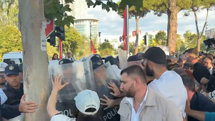 Von der Leyen me Ramën në Kryeministri, protestuesit përplasen me policinë