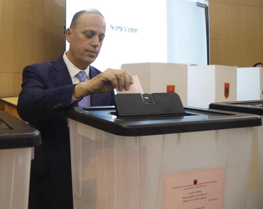 Me vota të barabarta me Arbena Ahmetin, Sandër Simoni zgjidhet me short anëtar i KLGJ-së