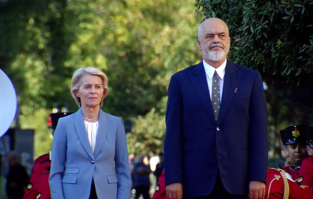 Von der Leyen pritet me ceremoni zyrtare në Tiranë, para Kryeministrisë mbahet protestë
