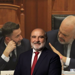 “Ishte votë brenda grupit parlamentar”/ Doli kundër hartës territoriale, deputeti Vullnet Sinaj “mbyll gojën” para mediave!