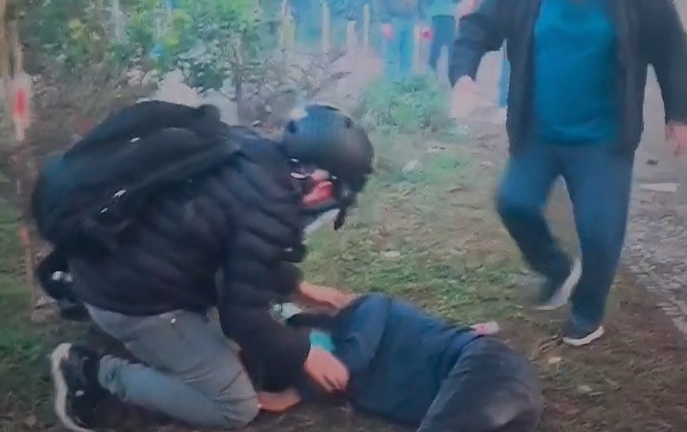 Efektivët e policisë shembin në tokë protestuesin, e lënë pa ndjenja!