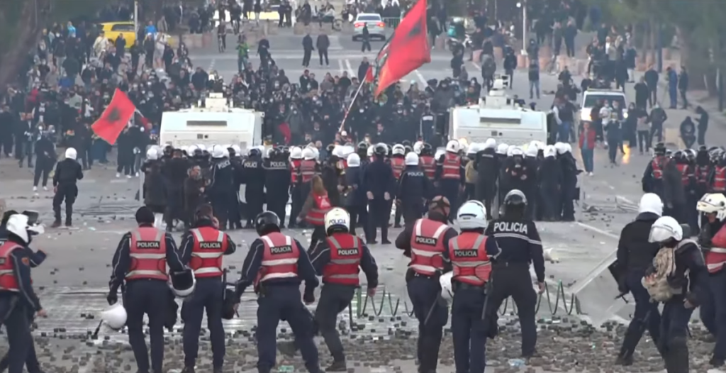 Policia nis shpërndarjen e protestuesve në Tiranë, turma zhvendoset përballë ish-hotel “Dajtit”