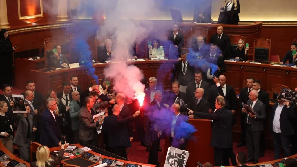 Grupi i PS-së kërkon përjashtimin e Berishës me 10 ditë dhe dy muaj për gjashtë deputetë të tjerë të PD!