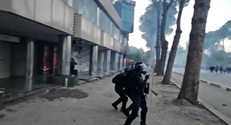 Merr fund “armëpushimi”, nis hedhja e molotovëve, policia përgjigjet me gaz e plumba gome