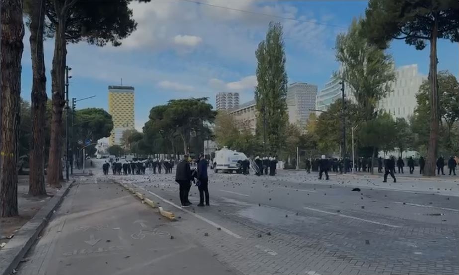 Policia pastron bulevardin nga protestuesit, forcat RENEA dislokohen te Kryeministria