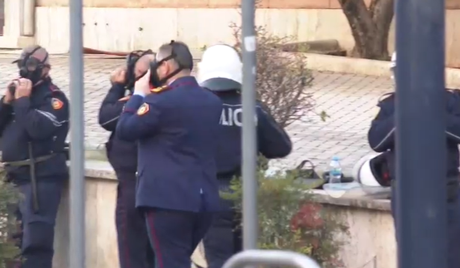 Skënder Hita “zbarkon” në protestë me maskë kundër gaz!