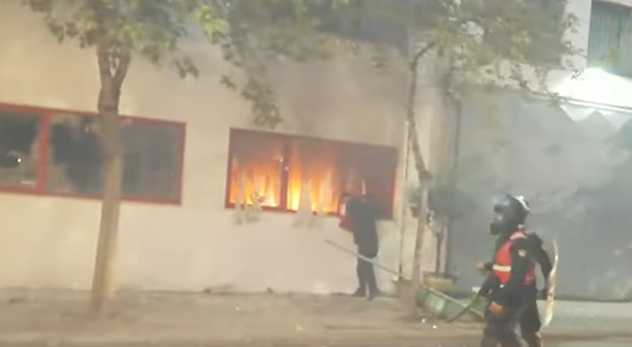 I vihet flaka Komisariatit nr. 3, disa efektivë të lënduar nga molotovët