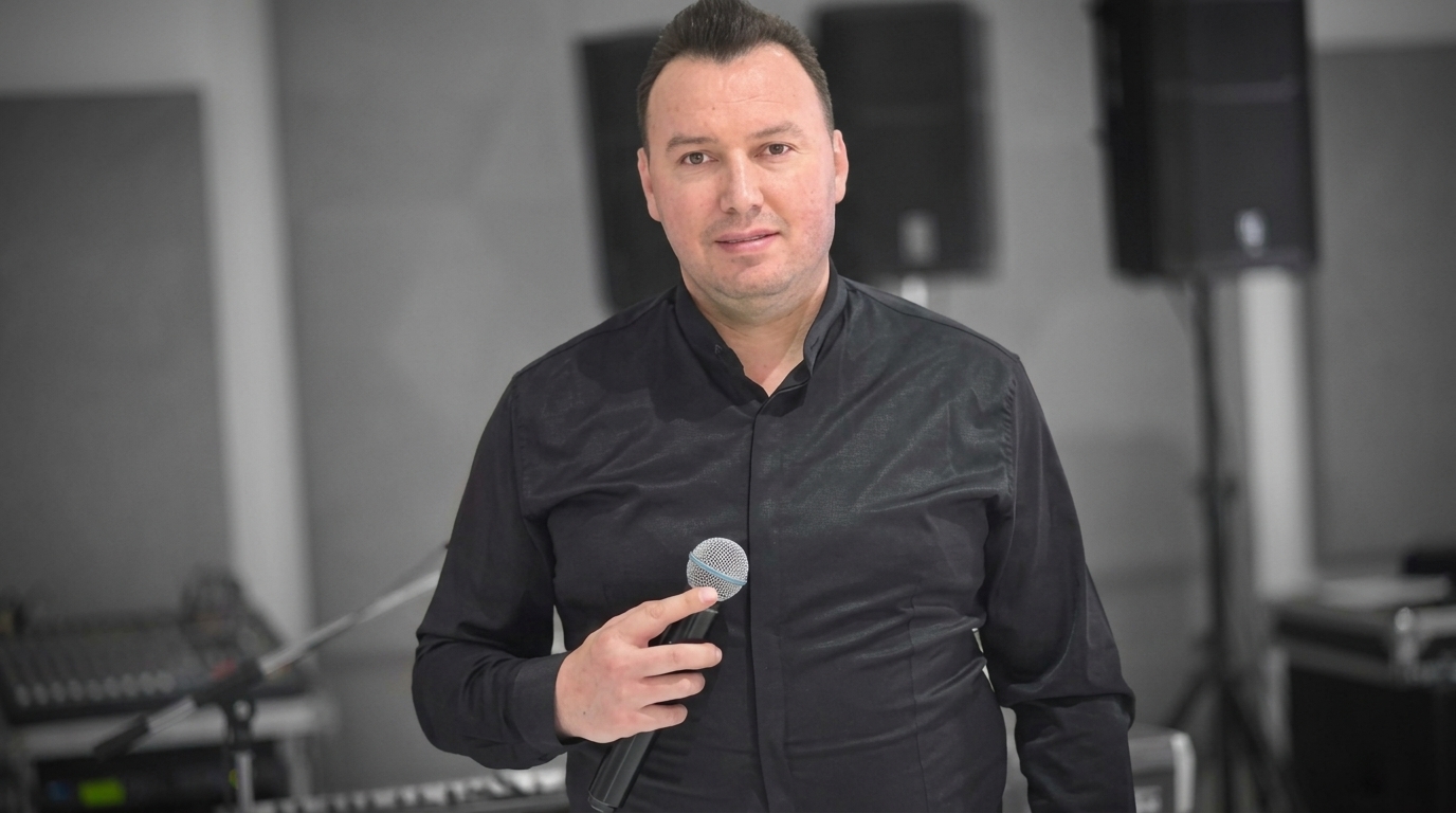 Akuzohet për përndjekje të të miturave, arrestohet këngëtari fierak