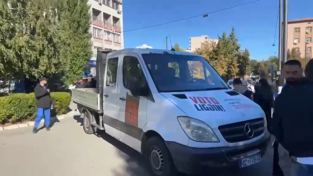 Protestuesit rrethojnë Kuvendin e Kosovës: Asnjë deputet të mos dalë pa miratuar ligjin për Dhomat e Specializuara