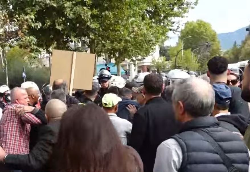 Tensione te protesta para Kuvendit, kryebashkiaku i Memaliajt përplaset me policinë