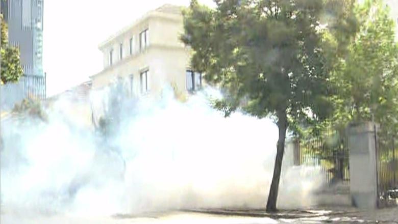 Protestuesit hapin një nga dyert e Ministrisë së Arsimit, policia i zmbraps me gaz lotsjellës