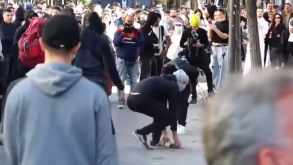 Protesta para Ministrisë së Arsimit, të rinjtë qëllojnë me gurë drejt godinës!