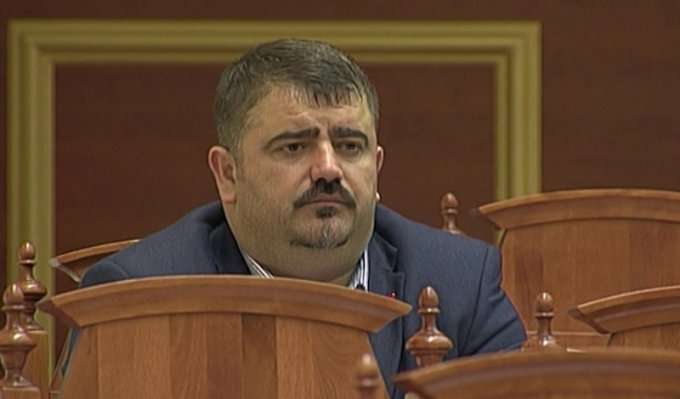 “5 mijë euro kush hedh një deputet socialist dhe demokrat në koshin e plehrave”/ Ish deputeti socialist hap “ankand”: 10 mijë euro për ministrin!