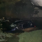 E rëndë në autostradën Fier-Lushnjë/ Plagoset çifti i bashkëshortëve, makina kapërcen barrierat dhe bie në kanal!
