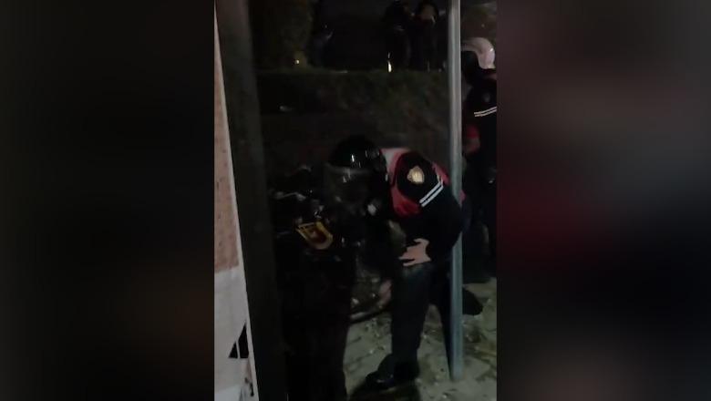 Protesta/ Pezullohet efektivi i Shqiponjave që dhunoi protestuesin me shkop gome, nisin hetimet për rastin e të riut që u dëmtua në sy