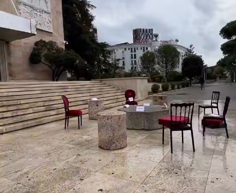 Kryeministri Rama nxjerr tryezën dhe karriget para Kryeministrisë, u bën sërish ftesë për dialog studentëve
