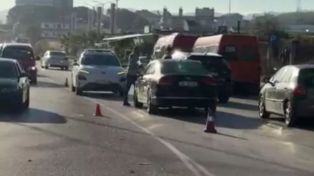 Aksident në Fier, makina përplas këmbësoren para drejtorisë së Policisë!