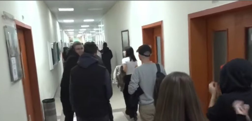 “Bojkotoni mësimin, bashkohuni me ne”, studentët protestues futen në ambientet e Fakultetit të Ekonomikut