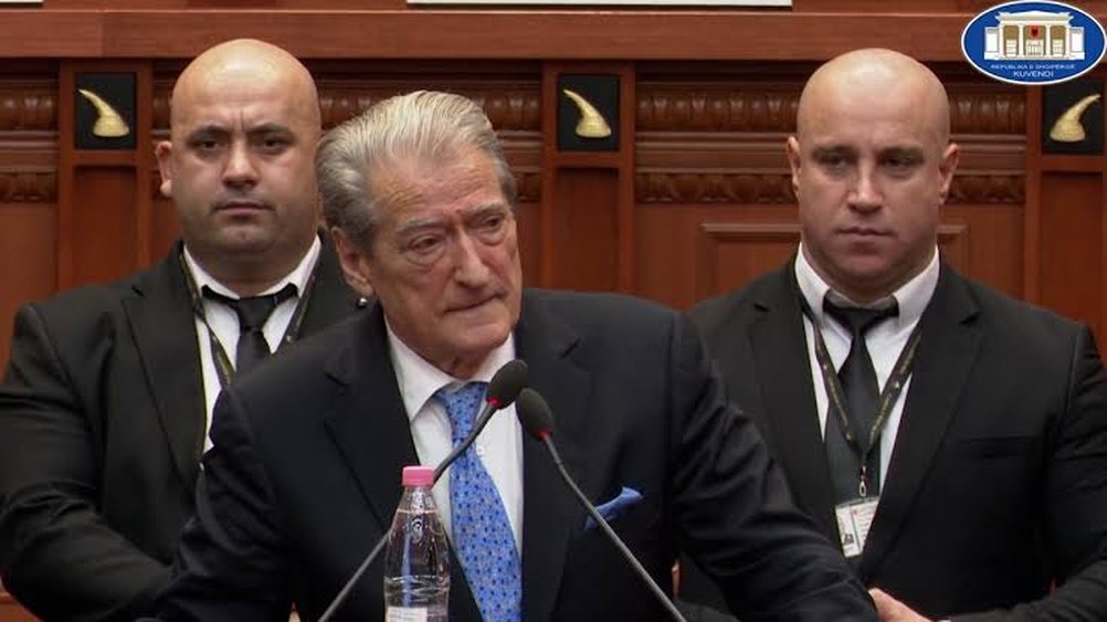 Fjalimi për thyerje kafkash i “kushton” Berishës, përjashtohet 10 ditë nga Kuvendi!