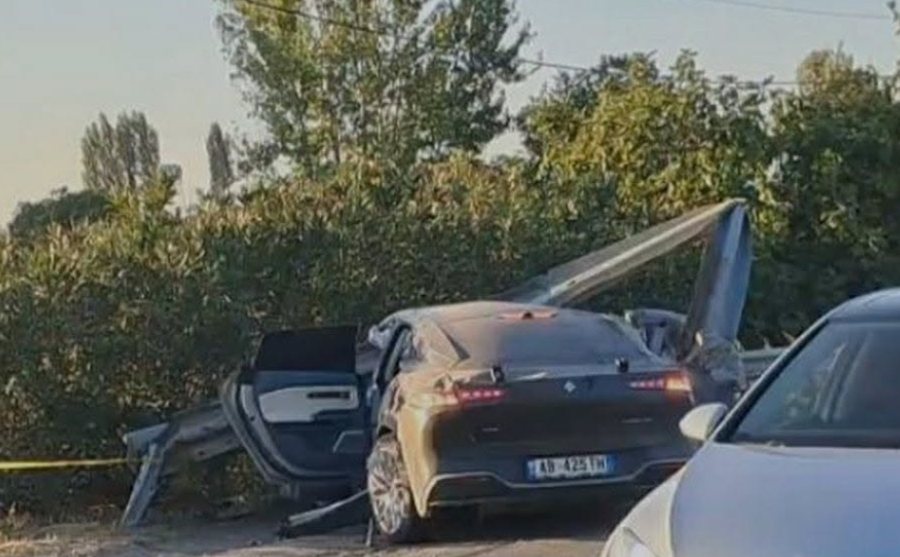 Autoambulanca shkon të marrë të plagosurin e aksidentit, por aksidentohet për vete