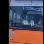 Protestuesit sulmojnë dhe autobusët, thyhen xhamat e disa prej tyre