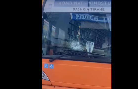 Protestuesit sulmojnë dhe autobusët, thyhen xhamat e disa prej tyre
