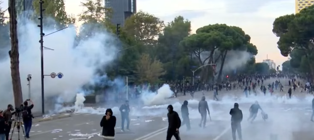 Përplasje në Bulevardin “Dëshmorët e Kombit”, policia përdor gaz lotsjellës, protestuesit hedhin gurë