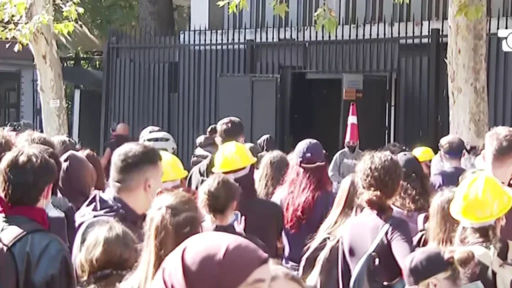 Protestuesit sulmojnë Gjykatën e Apelit, thyejnë derën e hekurt dhe hyjnë brenda, policia nis arrestimet