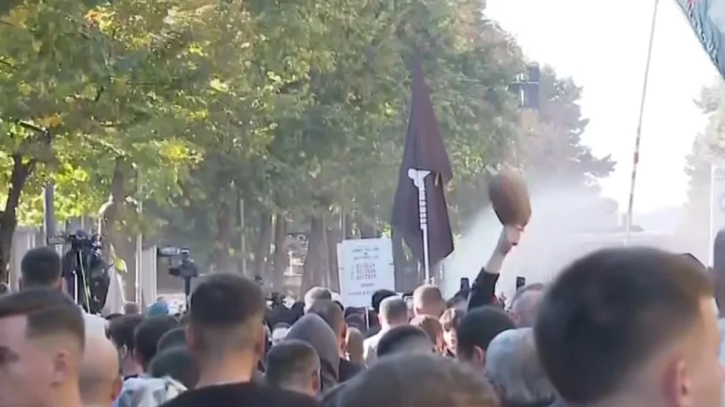 Përshkallëzohet situata në Ministrinë e Arsimit/ Përplasje fizike mes policisë dhe protestuesve, shoqërohen disa persona!