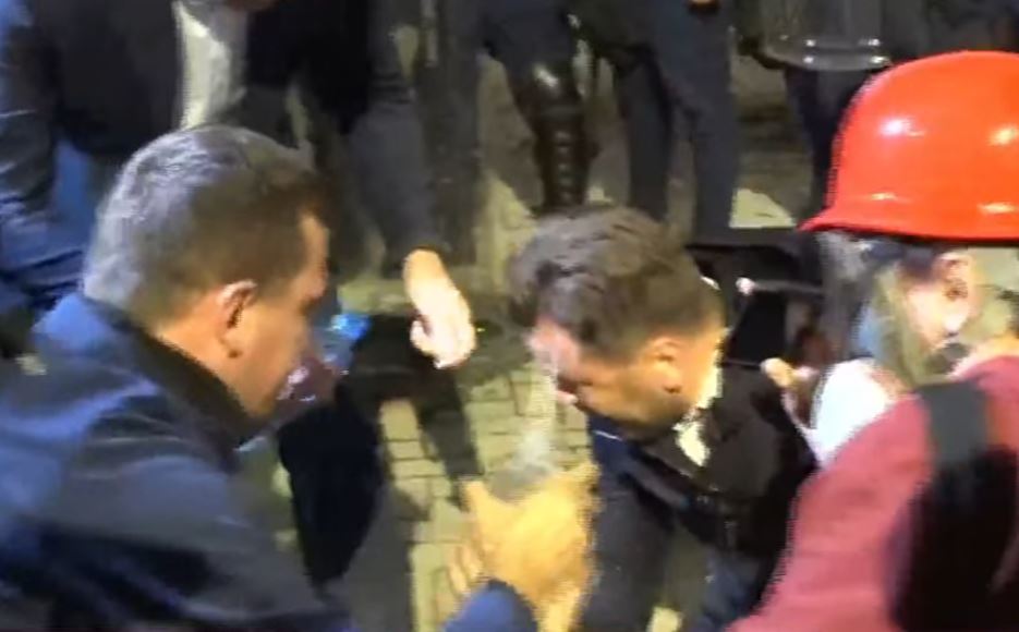 Agron Shehaj përplaset me kryepolicin Hita në bulevard, Kapri mbetet i lënduar!
