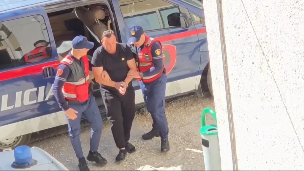 U arrestua pas denoncimit të të miturave, këngëtari Erind Xhaferi del para gjykatës së Fierit
