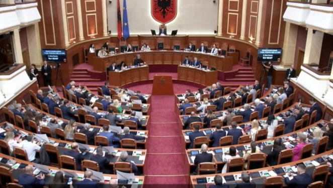 Kuvendit i “del frika” nga protestuesit, mblidhet të enjte paradite