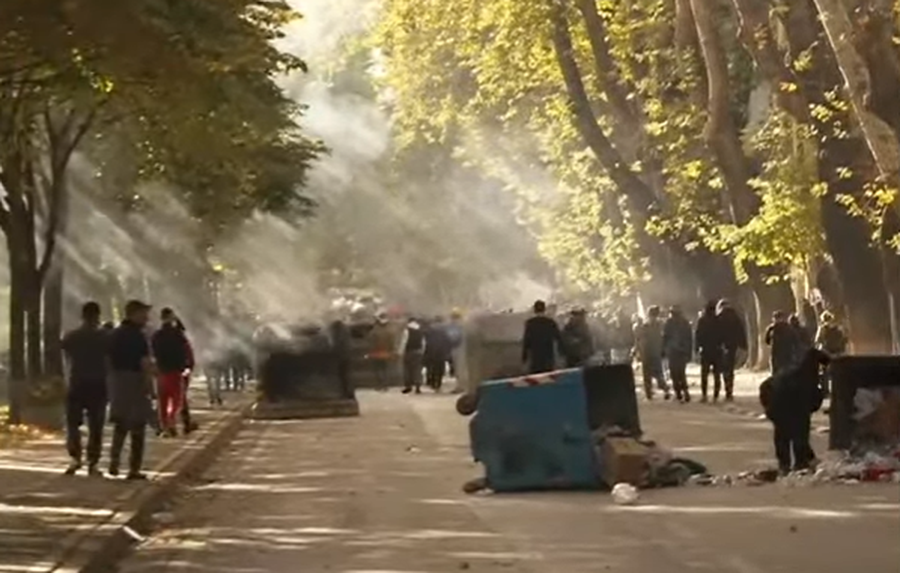 Protestuesit bllokojnë “Myslym Shyrin”, u vënë flakën kazanëve të mbeturinave