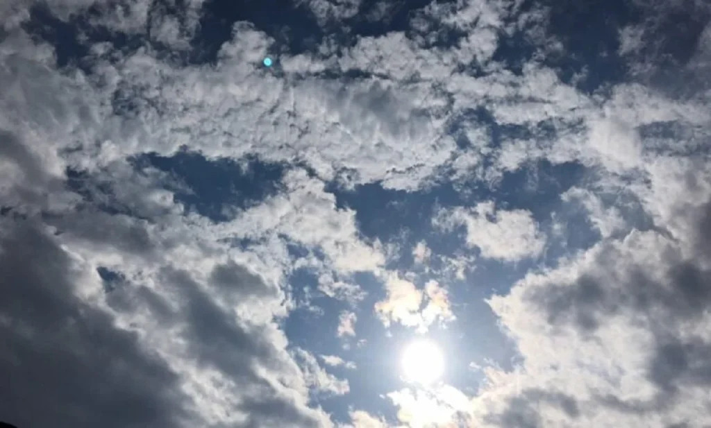 E shtuna me vranësira dhe reshje shiu, si do të jenë temperaturat